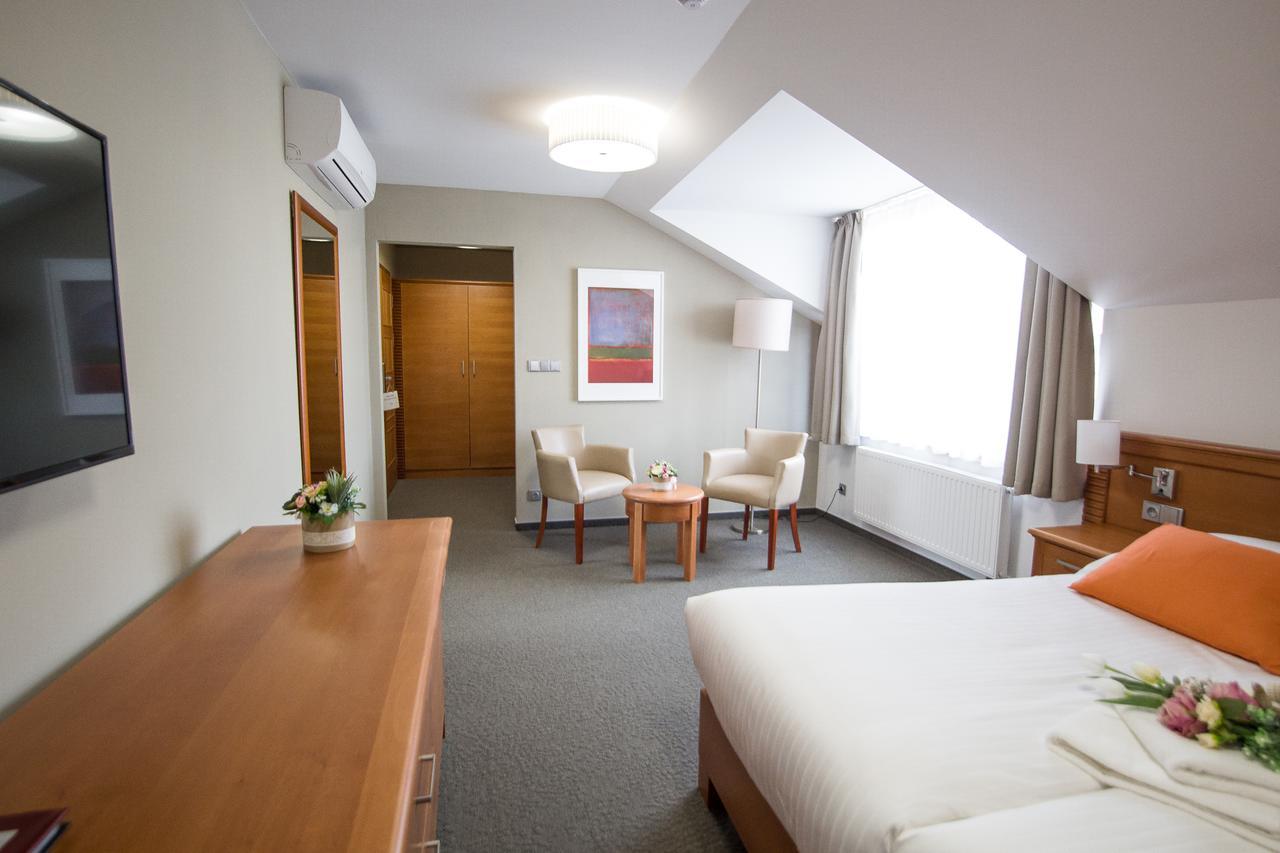Hotel Pod Vezi Strážnice Exteriör bild